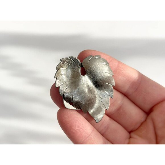 Lieba USA SIgned Silver Toned Leaf Shaped Hand Carved Scarf Clip / Sweater Clip - Picture 5 of 10
